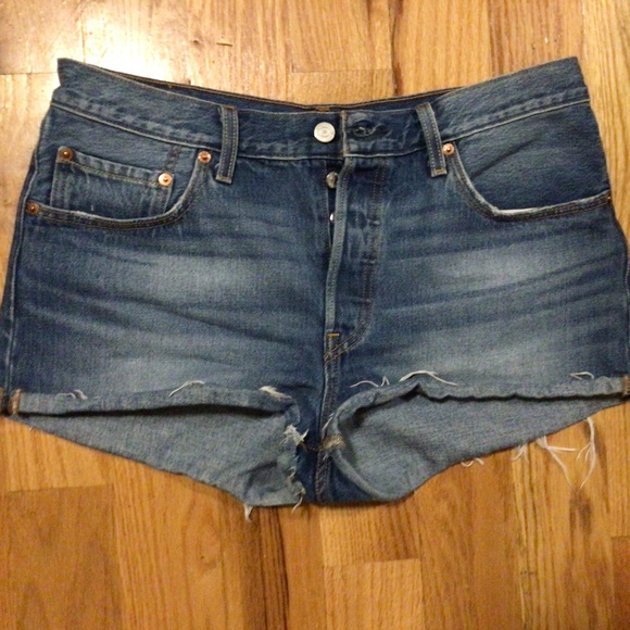 Levi’s Women’s Denim Cut-Off Shorts - Picture 1 of 2